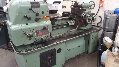 COLCHESTER TRIUMPH ROUND HEAD GAP BED CENTRE LATHE (15" X 30" CAPACITY)