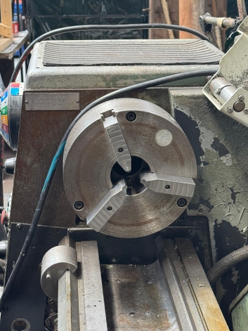COLCHESTER TRIUMPH 2000 GAP BED CENTRE LATHE (15" X 50" CAPACITY) COLCHESTER TRIUMPH 2000 GAP BED CENTRE LATHE (15" X 50" CAPACITY)